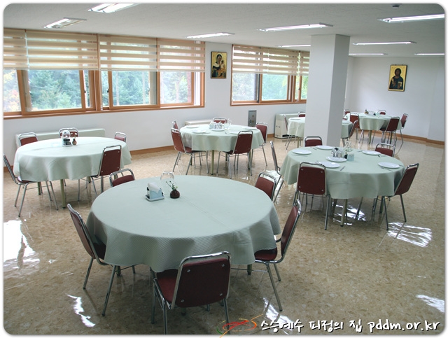 함께 앉아 먹을까요?